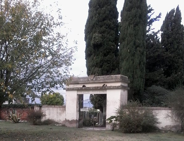 Portal del Cementerio de Disidentes de Chascomús
